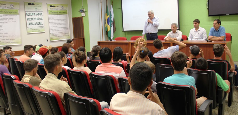 Capa foto Alunos da Casa Familiar Rural de Bom Jesus em visita à FETAEP