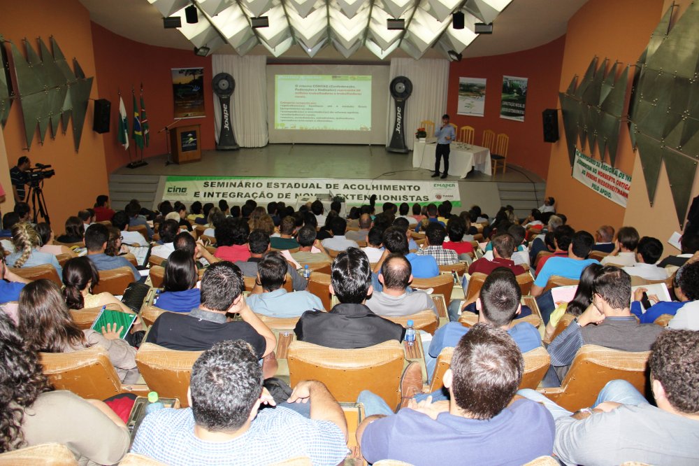 Capa foto FETAEP comemora contratação dos 140 novos extensionistas do EMATER.